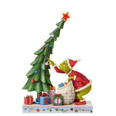 Der Grinch entschmückt den Weihnachtsbaum