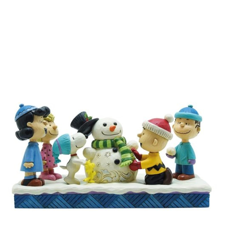 Peanuts Gang baut einen Schneemann