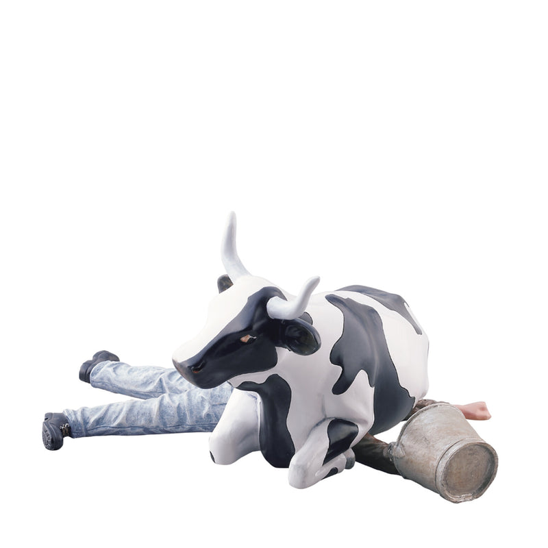 Kuh liegend auf Mann (Medium)